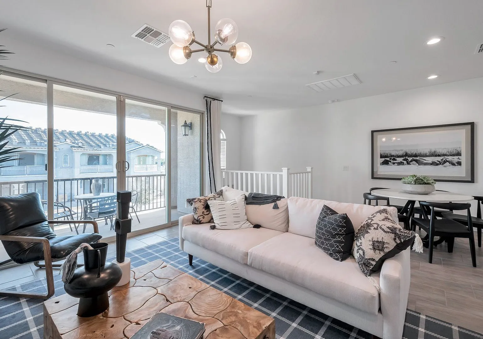 Like New luxurious Model Home with lots of Upgrades in Warner Meadow — Photo 3