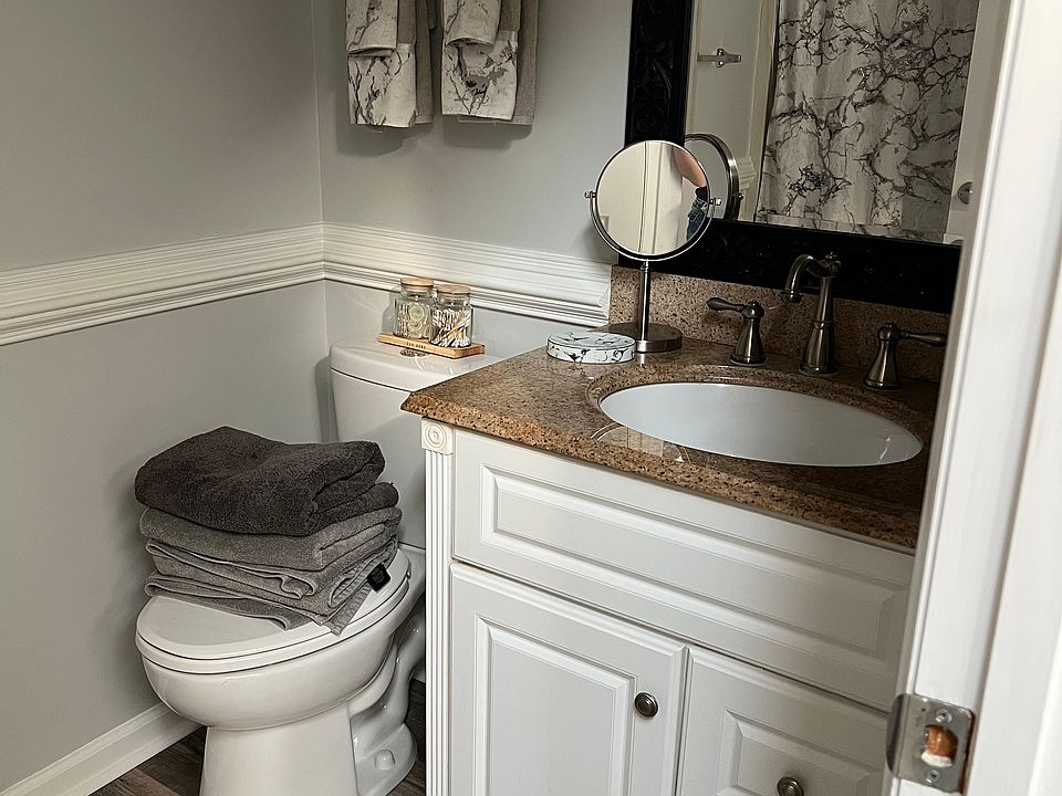 Upstairs barhroom