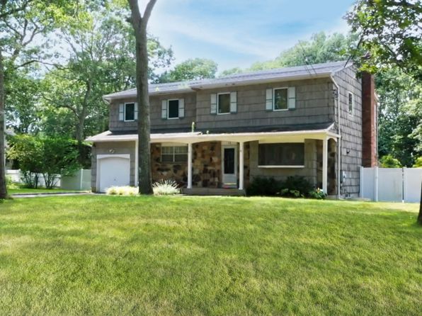 10 Robertson Ln, Hampton Bays, NY 11946