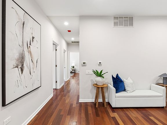 4th image of 33 W Huron St APT 502