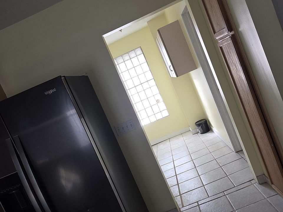 Hallway to the bathroom and laundry room.