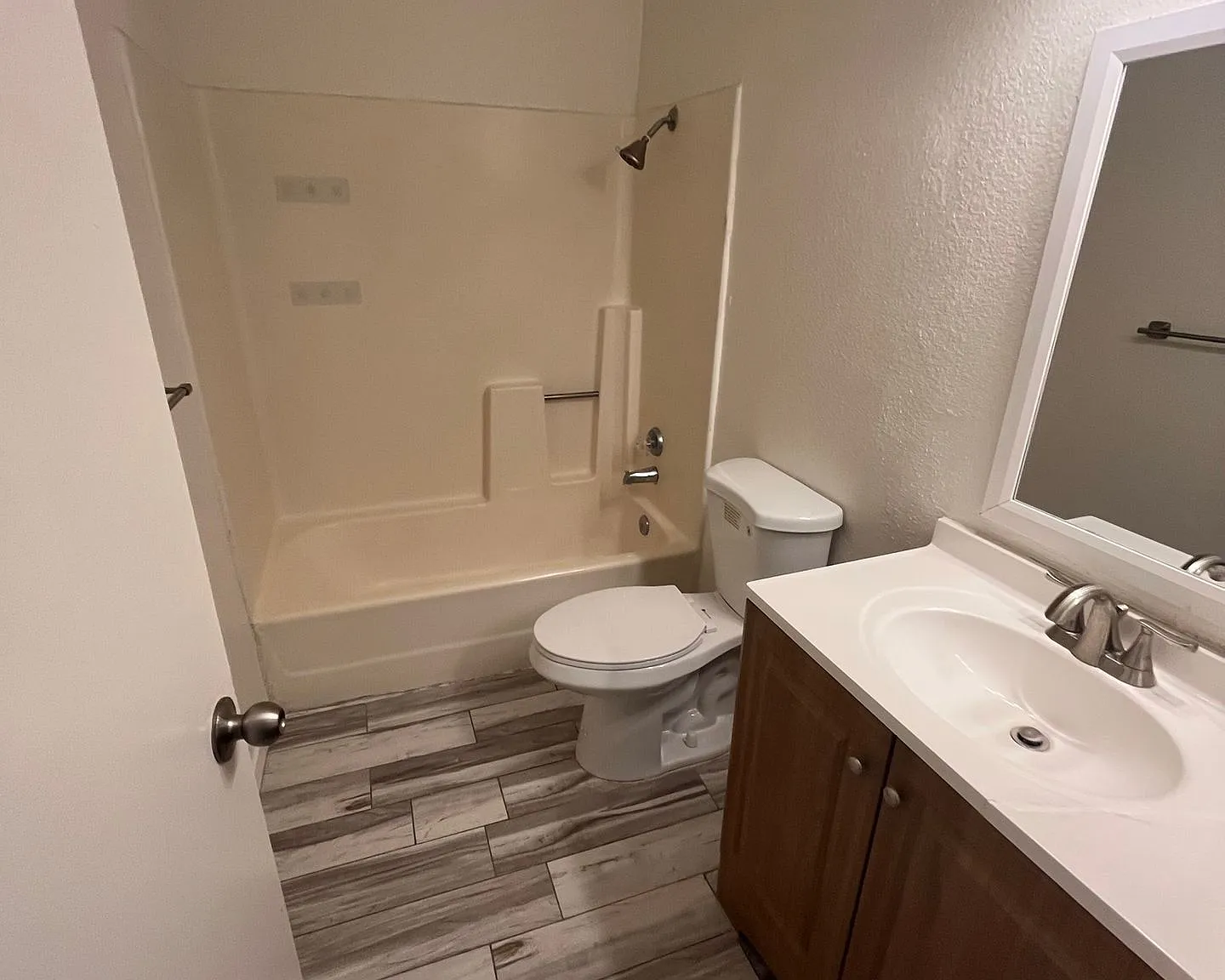 2 bed, 1.5 bath, 800 sqft, $1,400 — Photo 2