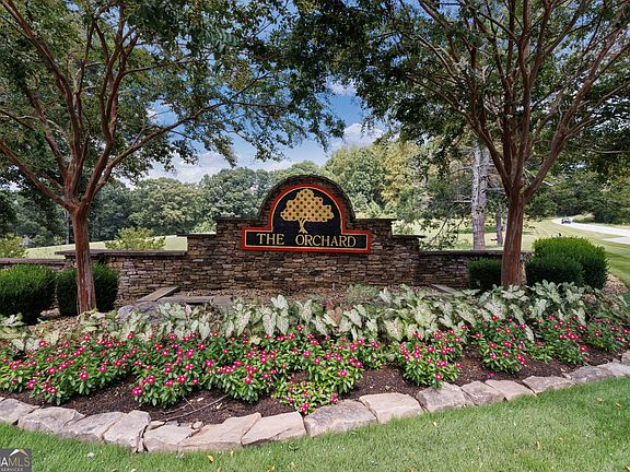 3rd image of 1057 Orchard Dr