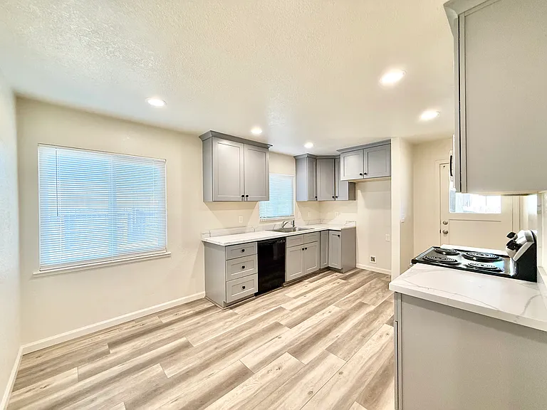 910 Elmo Ct — Photo 3