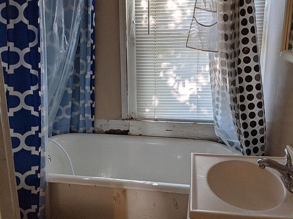 3rd image of 813 Walnut St
