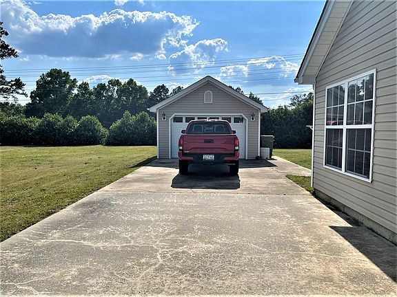 4th image of 112 Essex Dr