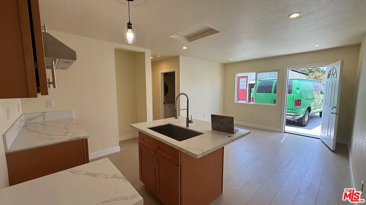 1 bed, 1.0 bath, 600 sqft, $1,950 — Photo 2
