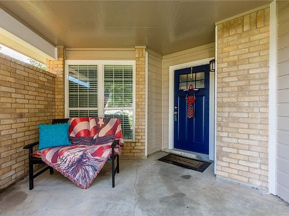 3rd image of 2405 Woodway Dr
