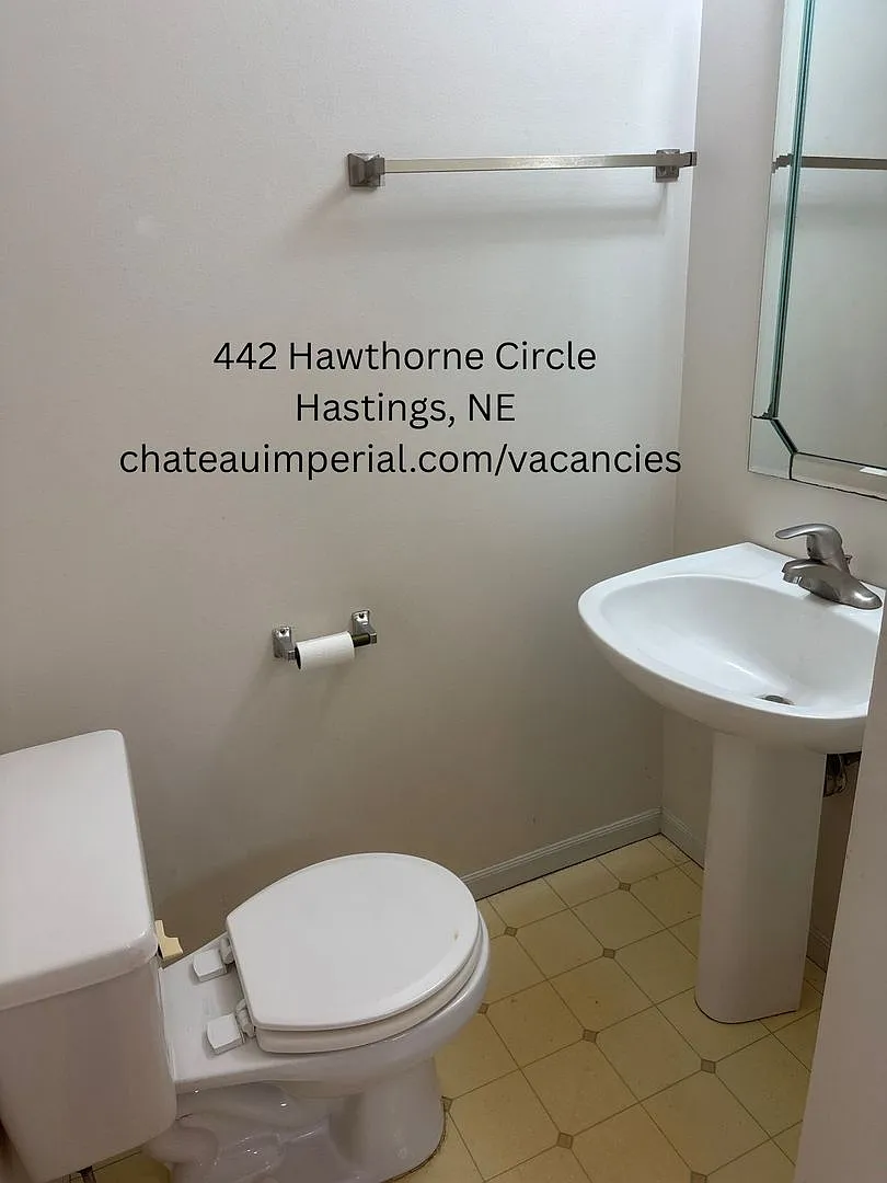 Hawthorne Circle West — Photo 2