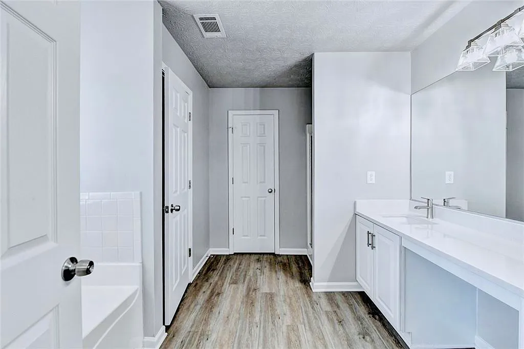 4 bed, 2.5 bath, 2497 sqft, $2,425 — Photo 4