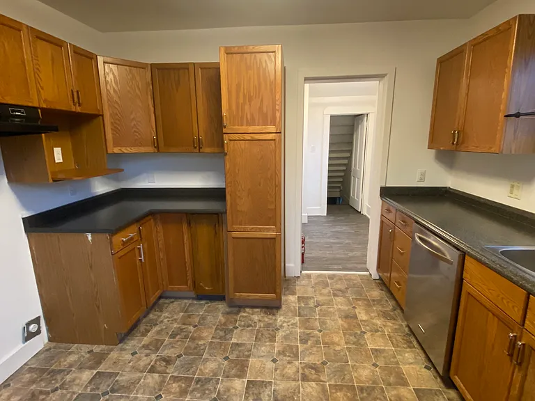 1573 Elgin Ave W — Photo 5