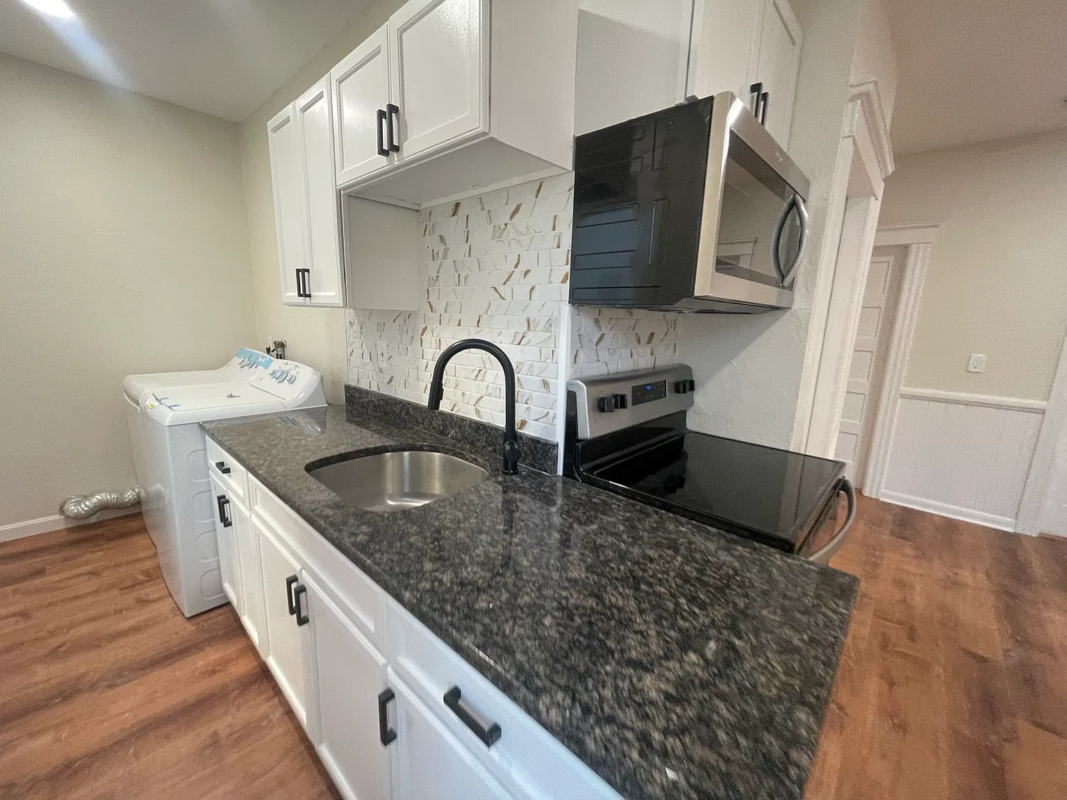 3 bed, 1100 sqft, $2,200 — Photo 4