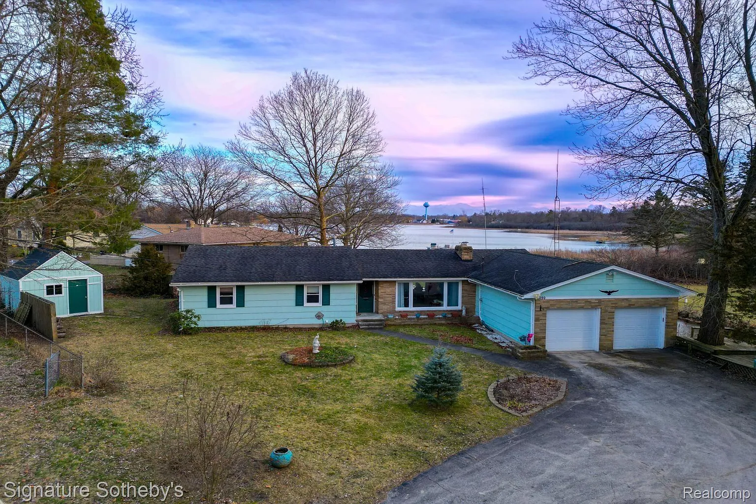 1090 Sunset Dr photo 1