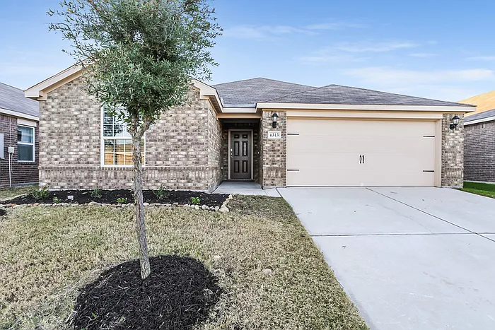 4 bed, 2.0 bath, 1688 sqft, $2,045 — Photo 1