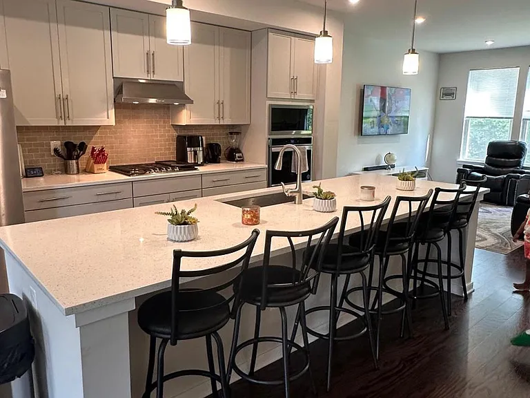 704 Barnwell Dr — Photo 1