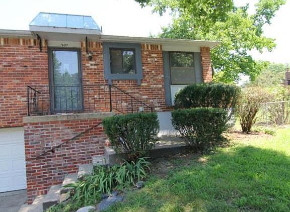 2nd image of 921 NW Canterbury Ct