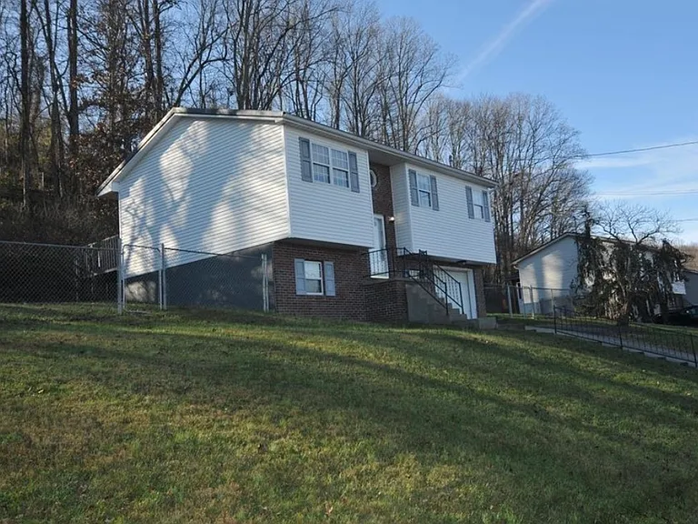 111 Phyllis Dr — Photo 5