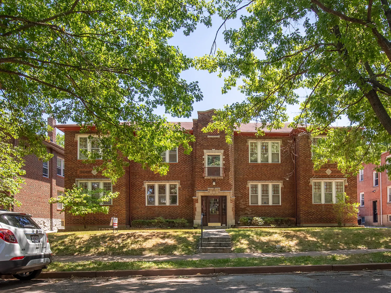 2 bed, 867 sqft, $1,295 — Photo 1