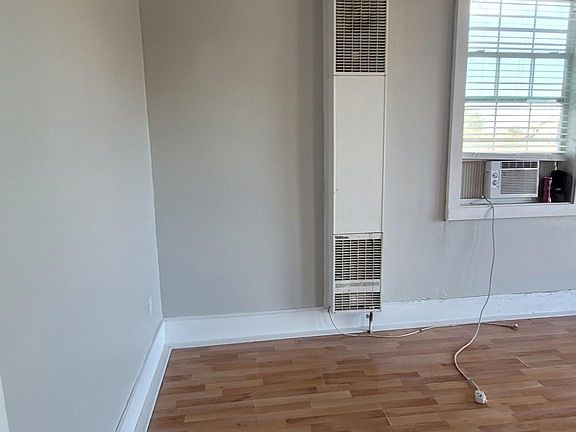 3rd image of 905 N Austin St APT C