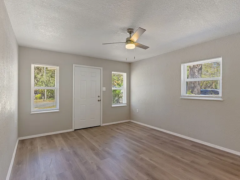 1422 N Tremain St #1424 — Photo 3