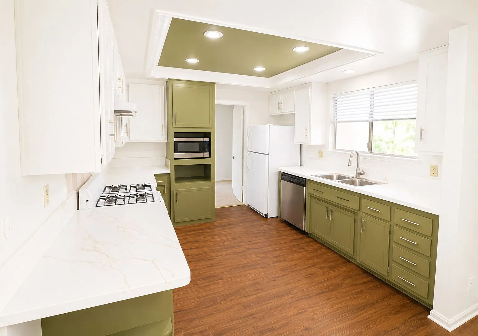 Large 6 Bedroom - Huge Yard - Students Welcome — Photo 3