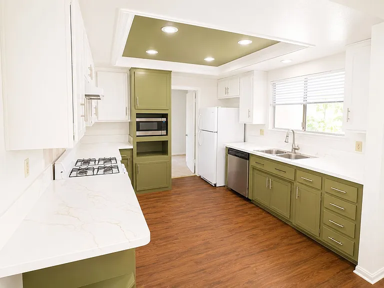 1087 N Greengrove St — Photo 3