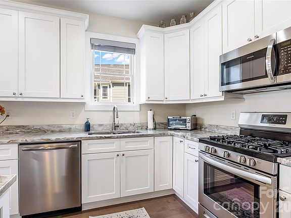 5th image of 376 Windy Acres Knoll Dr