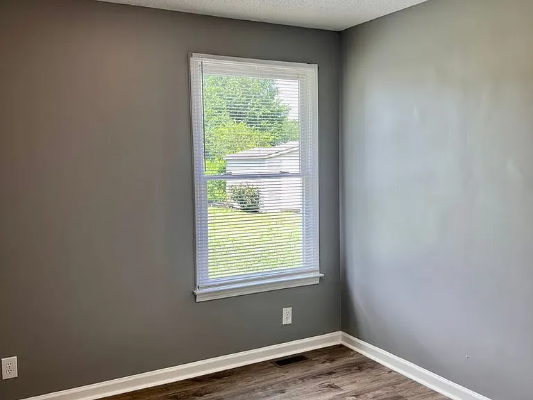 414 Woodale Dr — Photo 12