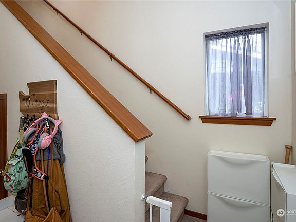 4th image of 1990 Kelowna Place SE