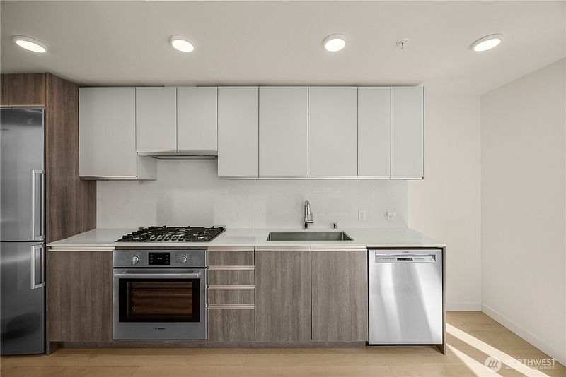 5th image of 800 Columbia St #808