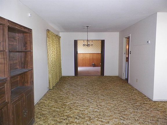 2nd image of 904 S Plains Park Dr