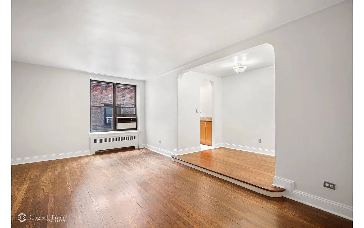 104 E 37th St APT 1C photo 1