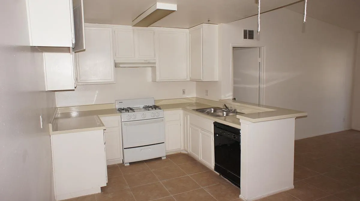 412 S Clementine St — Photo 4