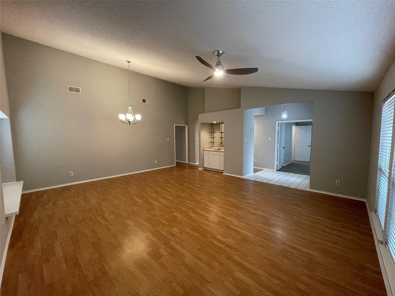 4 bed, 2165 sqft, $2,700 — Photo 4