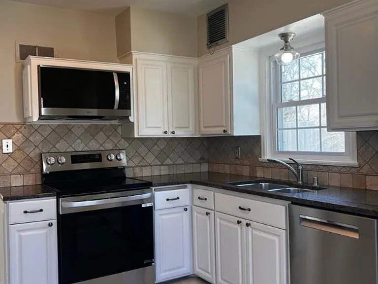 312 E Willow Rd — Photo 2
