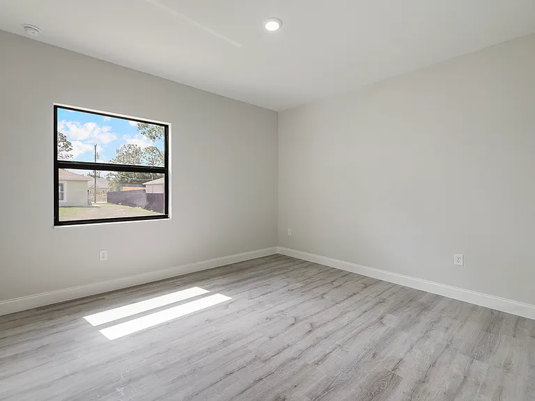 488 Lillon Ave S — Photo 8