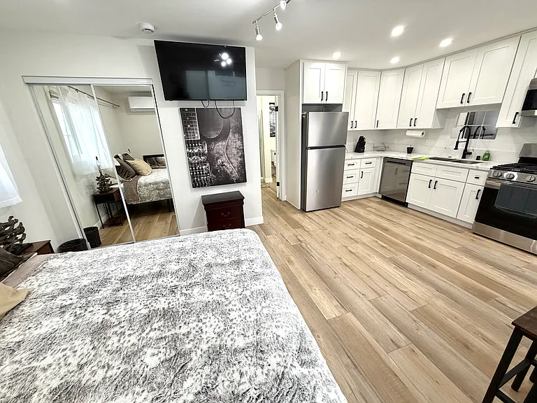 964 Florence St #3 — Photo 10