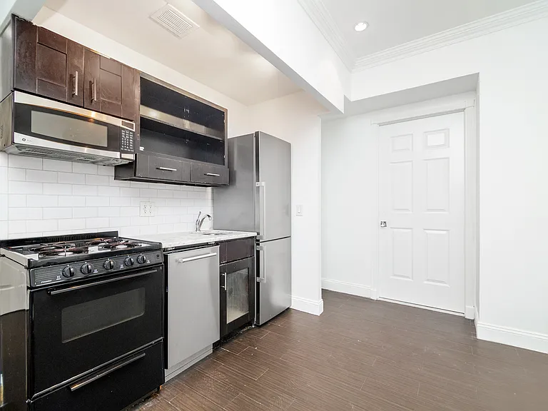 326 E 4th St #2B — Photo 5