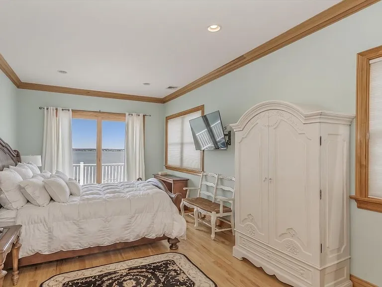 672 Dune Rd — Photo 30