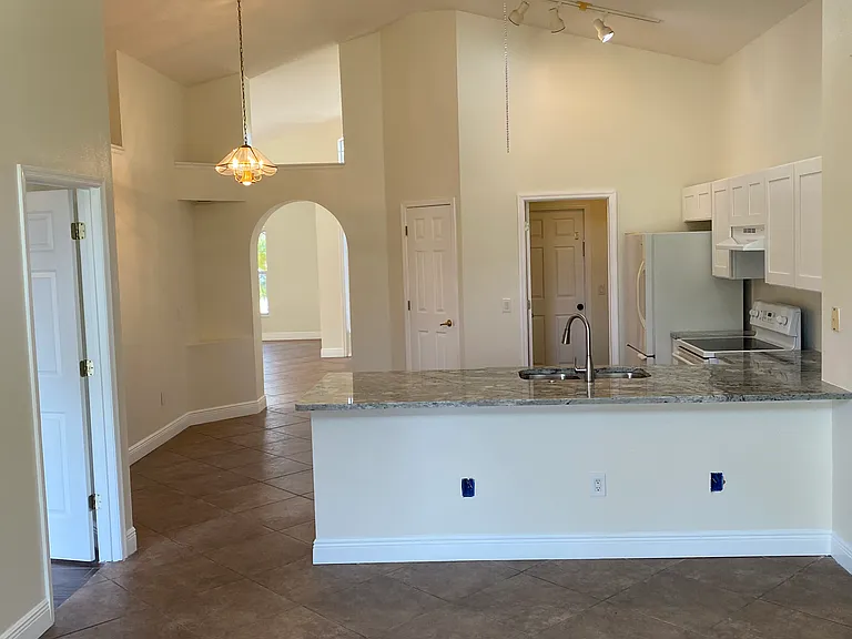 2409 Clareside Dr — Photo 4