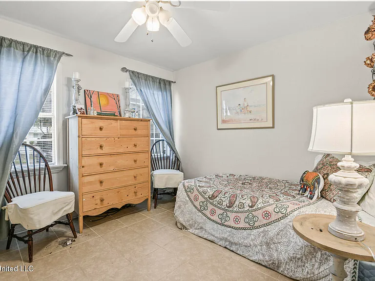 400 Ulman Ave — Photo 9