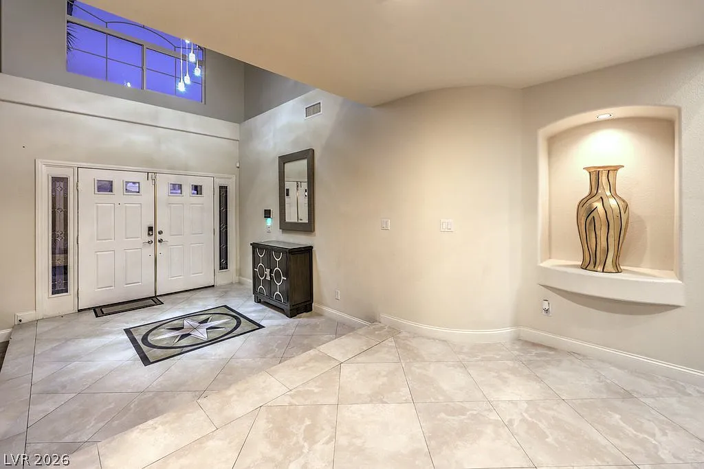 4 bed, 4.0 bath, 5327 sqft, $8,950 — Photo 4