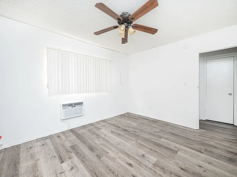 21736 Roscoe Blvd — Photo 34