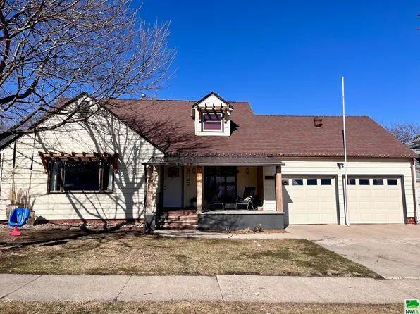 305 11th St, Alton, IA 51003