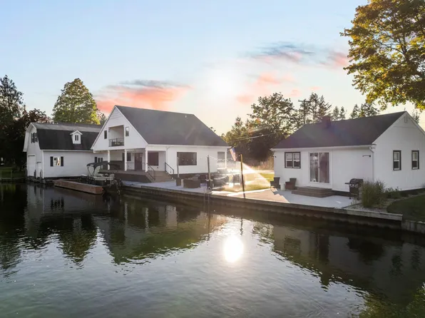 3411 Prospect St, Indian River, MI 49749