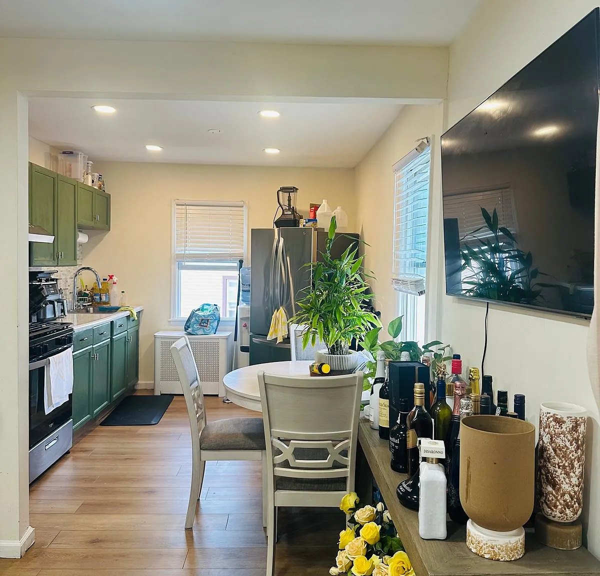 2 bed, 650 sqft, $2,300 — Photo 3