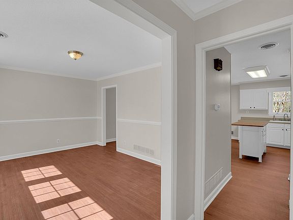 3rd image of 632 Harmon Rd