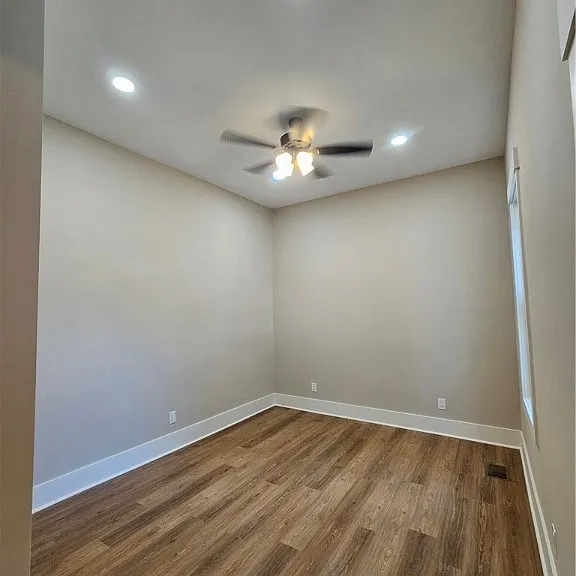 521 W 38th St — Photo 28