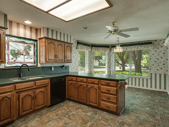 5th image of 3000 Lombard Dr