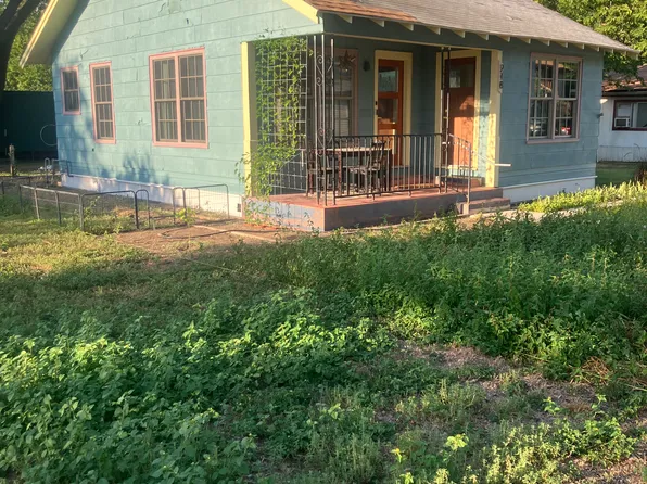 218 E Walnut St, Seguin, TX 78155